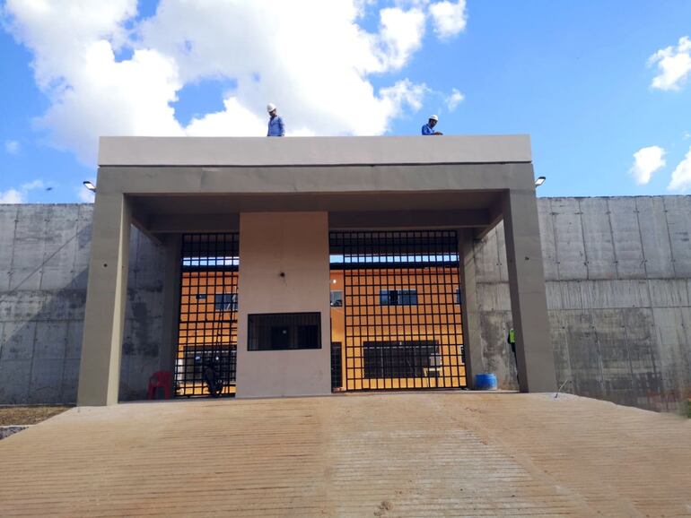 Fachada de una de las dos penitenciarías de Emboscada, en Cordillera.