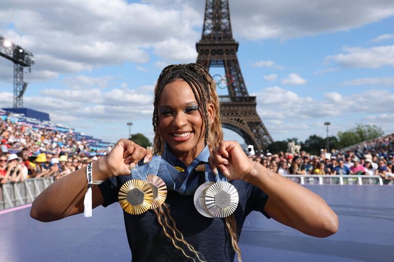 La gimnasta brasileña Rebeca Andrade (25 ) se alzó 4 medallas en París 2024.