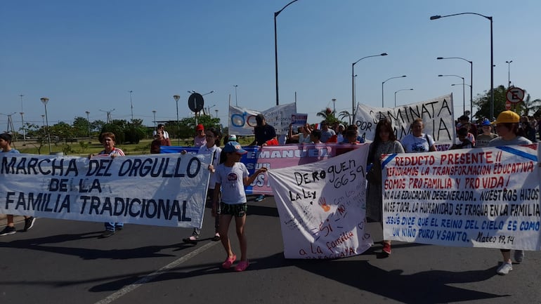 Marcharon para exigir a Santiago Peña, presidente de la República, que derogue el convenio con la Unión Europea.