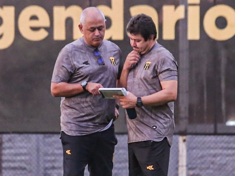 Francisco Arce, entrenador, y Julio Enciso, asistente, en el primer entrenamiento al frente del plantel de Guaraní en el estadio Rogelio Silvino Livieres, en Asunción.