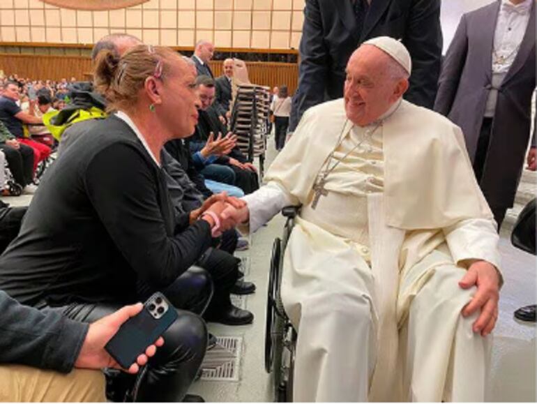 Laura Esquivel saludando al papa Francisco. (Fuente: Infobae).