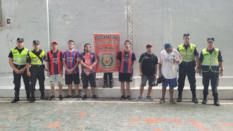 Hinchas de Cerro Porteño que fueron demorados y trasladados hasta la comisaría Primera al dar positivo al control alcotest.