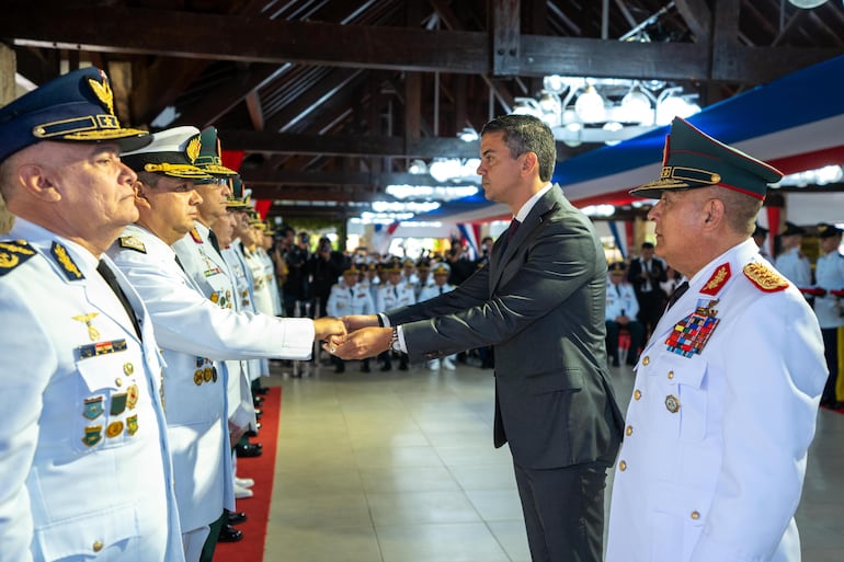 El presidente Santiago Peña entregó ayer el bastón de mando a jefes militares. Fue en el Comando del Ejército.