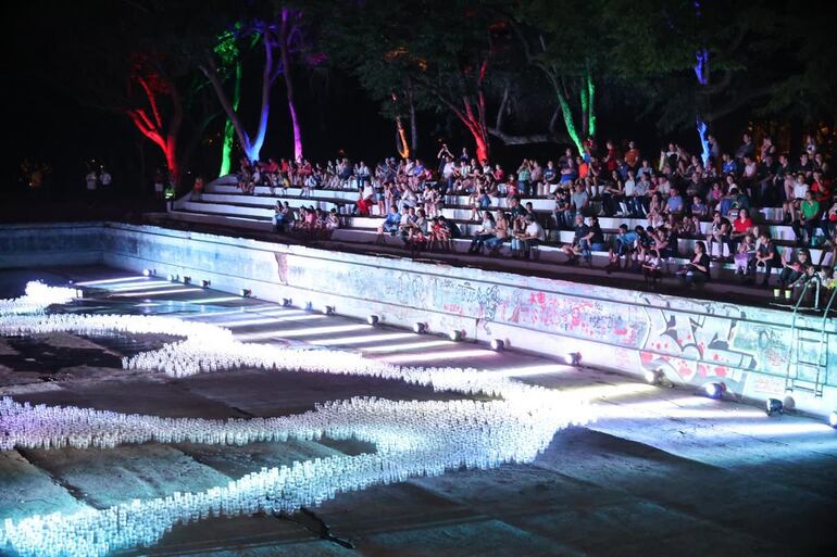 La obra de Mónica González "llenó" la piscina que cobró nueva vida con la instalación "Arroyito".