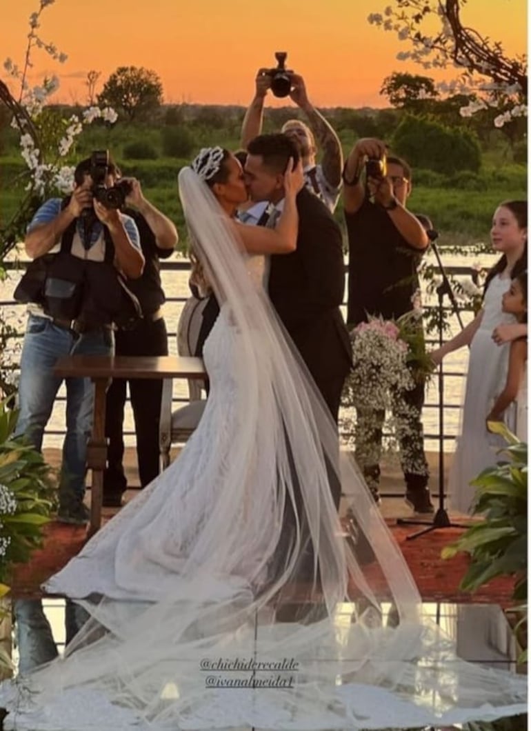 Chichi De Recalde e Iván Almeida dándose un apasionado beso tras ser declarados marido y mujer. (Captura de la historia de Instagram de Chichi De Recalde)