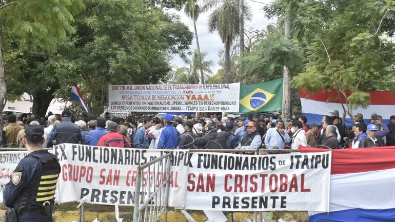 Los exobreros de Itaipú solicitan que se apruebe el proyecto de ley que prevé una millonaria indemnización para extrabajadores de la entidad