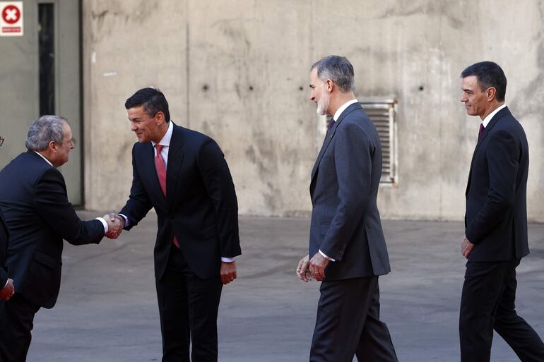 El presidente Peña saluda al ministro de Industria y Turismo de España, Jordi Hereu, en presencia del rey Felipe VI y el presidente del Gobierno de España, Pedro Sánchez, a su llegada al acto oficial de inauguración del Mobile World Congress.