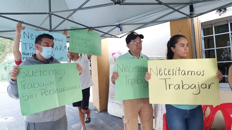 Descontratados de la Municipalidad de Lambaré iniciaron una huelga de hambre este martes.