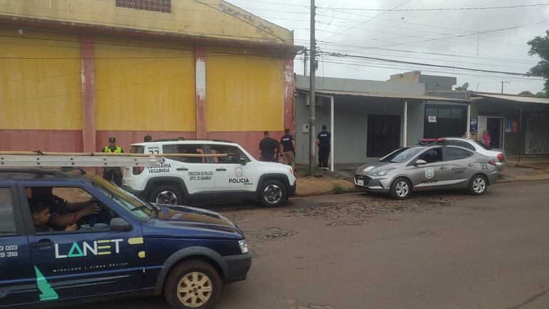 Agentes policiales de la Comisaría Segunda acudieron al sitio donde se dio el intento de feminicidio en Pedro Juan Caballero.