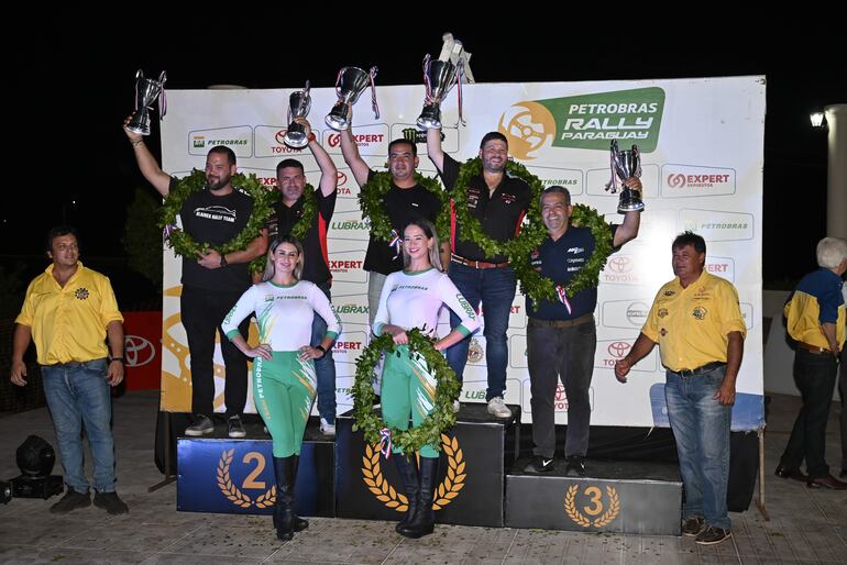 Francisco Delgado, como piloto, y Germán Maune, como copiloto (centro), fueron los campeones de la RC2N del Regional del CPV.