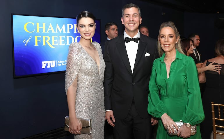 Nadia Ferreira junto al presidente Santiago Peña y la primera dama Leticia Ocampos. (Instagram/Santiago Peña)