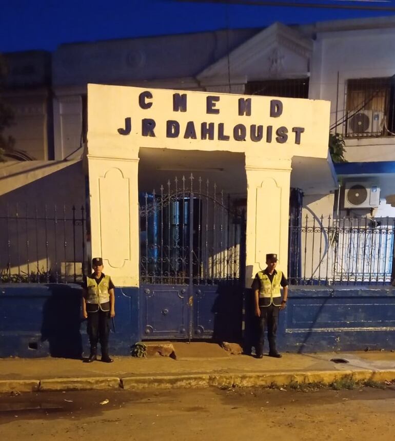 Agentes policiales custodian instituciones educativas del sector privado este lunes.