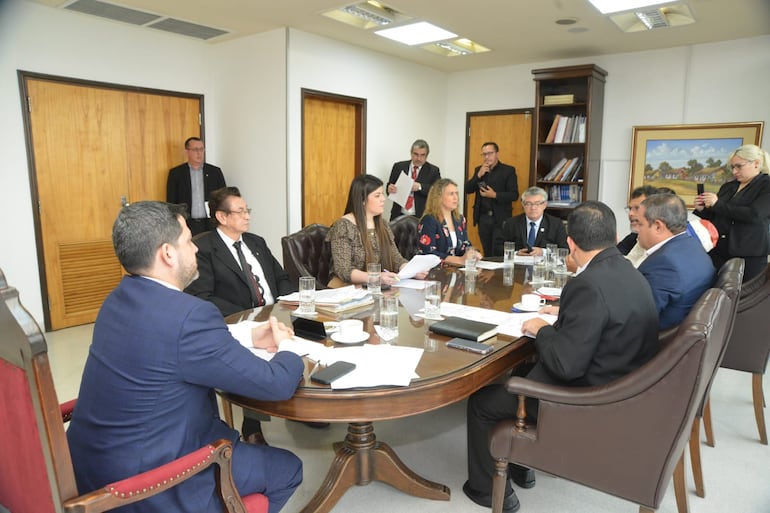 Ayer en mesa directiva se volvió a plantear la necesidad de cambiar los días de sesión.