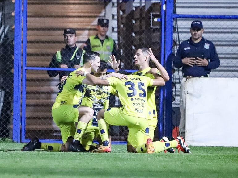 Los jugadores del Sportivo Trinidense celebran un gol en el partido de los 16avos de la Copa Paraguay 2024 en el estadio Martín Torres, en Asunción.