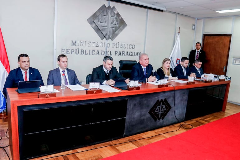 De izquierda a derecha, los fiscales Alejandro Cardozo, Giovanni Grisetti, Manuel Doldán, Emiliano Rolón, Alicia Sapriza, Francisco Cabrera y Cristian Ortiz.