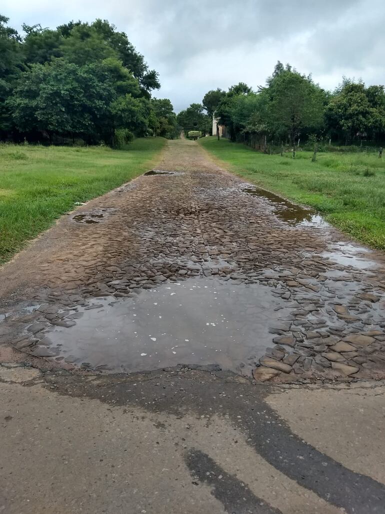 El patio baldio está descuidado y acumula agua de las lluvias que podría generar la proliferación de enfermedades.