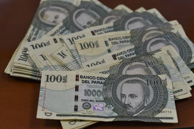 Imagen ilustrativa: billetes de G. 100.000 guaraníes.