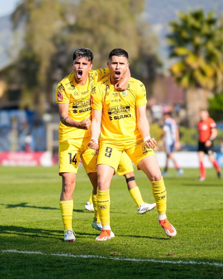 Mauro Andrés Caballero festeja  su gol para el  San Luis de Quillota, en el ascenso chileno.