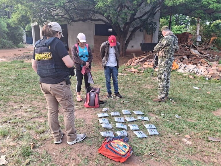 Leandro Acosta Dos Santos y Ramona Velázquez Giménez fueron detenidos con paquetes de marihuana en Saltos de Guairá