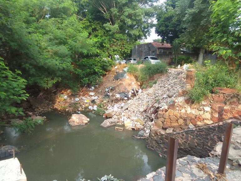 En la imagen, se observan los escombros y basuras que contaminan un cauce hídrico en el barrio Vista Alegre de Asunción.