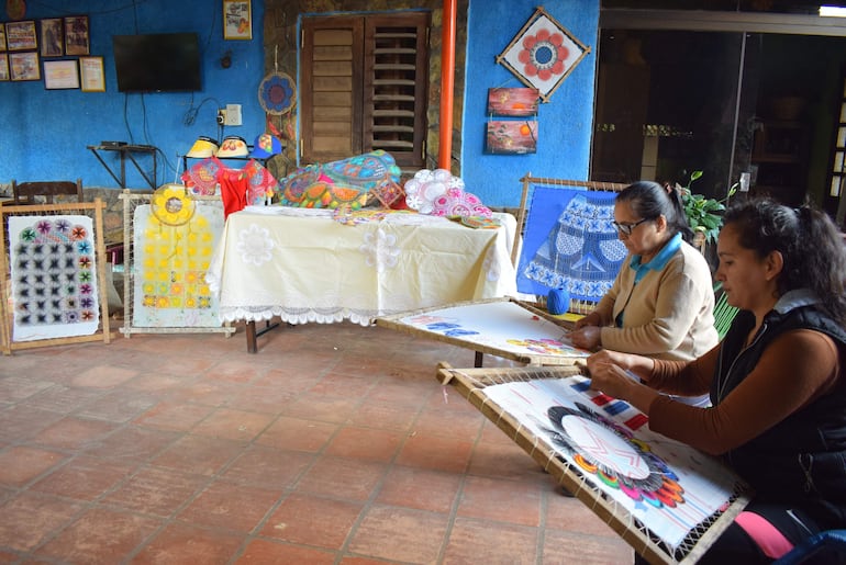 Las artesanas del Ñandutí en Pirayú.