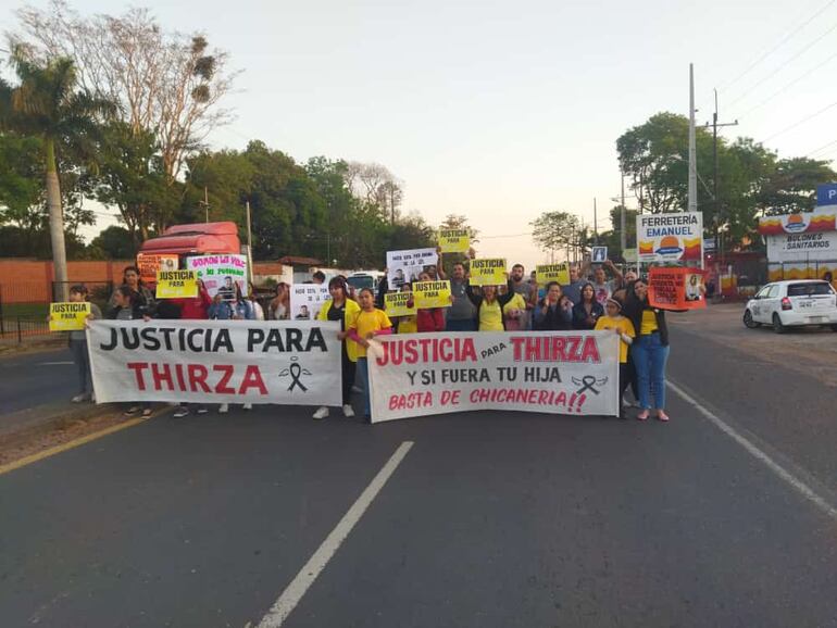 Familiares y amigos de Thirza Belén Portillo, fallecida en una clínica odontológica de Asunción, se manifestaron para exigir justicia.