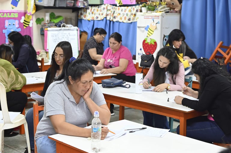 Docentes comparten mesas del nivel inicial en el concurso público realizado el 9 de octubre en Ciudad del Este.