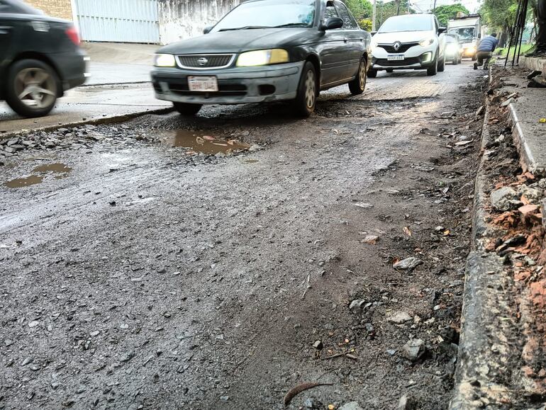 Desastrosa avenida Fernando de la Mora espera culminación de obras.