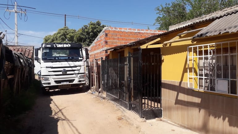 Un camión cisterna llegó a Puerto Botánico ayer. En el lugar están sin agua hace tres meses.