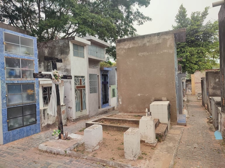 Así está el Cementerio del Sur, con muchos panteones abandonados por los ciudadanos.