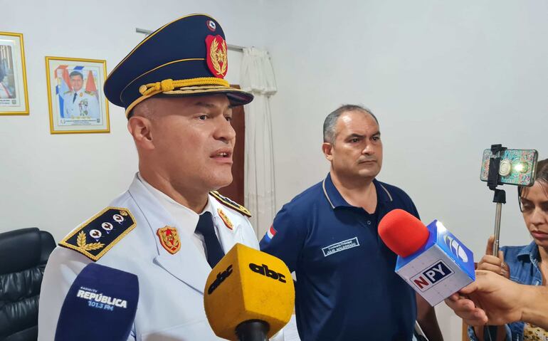 El director de Policías de Guairá, Crío. Gral. Osval Lesme junto al Crío. Ppal. Julio Maldonado, durante la rueda de prensa.