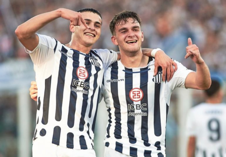 El paraguayo Ramón Sosa (i), futbolista de Talleres de Córdoba, festeja un gol en el partido frente a Independiente por la Copa de la Liga de Argentina.