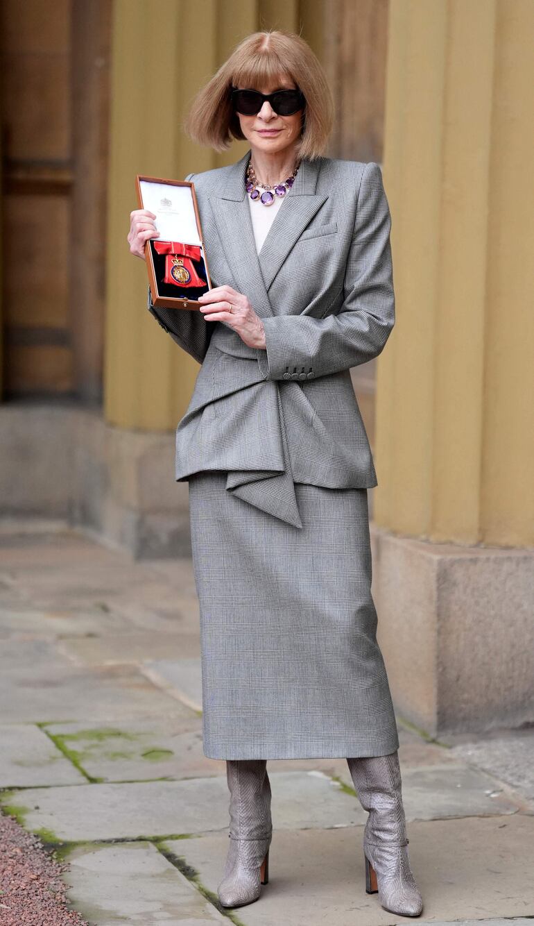 ¡Elegante y sofisticada! Anna Wintour posa con la medalla de la orden Companions of Honour en el Palacio de Buckingham. (Andrew Matthews / POOL / AFP)