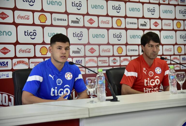 Richard Sánchez y Daniel Garnero, jugador y entrenador de la selección paraguaya, en conferencia de prensa.