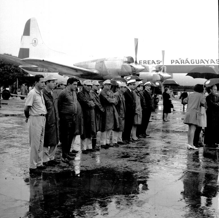 Mucha gente se agolpó al aeropuerto a esperar los restos de los fallecidos en la tragedia aérea en Corrientes.