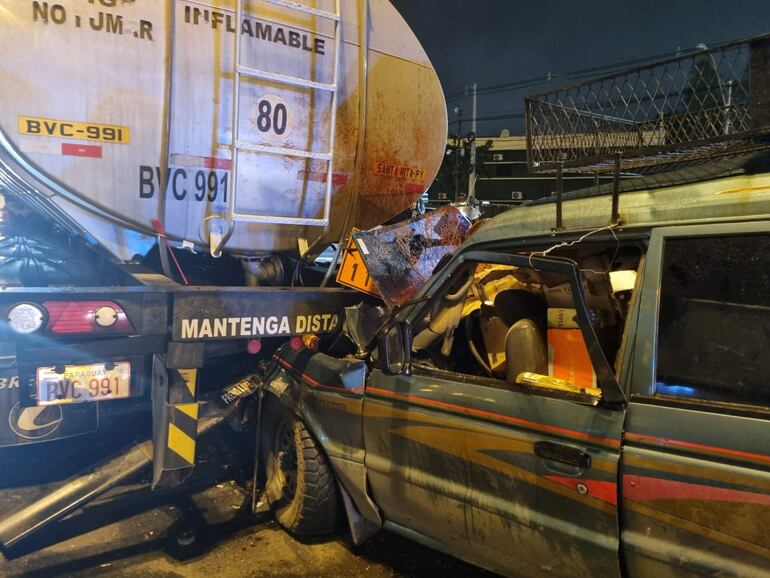 Camioneta con mercadería presuntamente de contrabando choca contra camión y conductor se fuga en Mariano Roque Alonso.