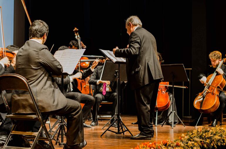 El maestro Miguel Ángel Gilardi dirigirá en este concierto a la Orquesta de Cámara Juvenil del CCPA.