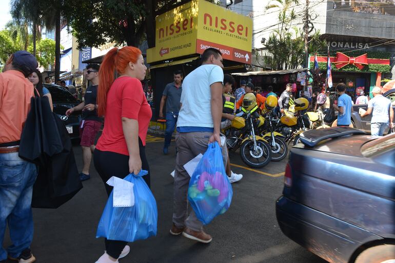 Los clientes con sus bolsas de compra en el microcentro de Ciudad del Este.