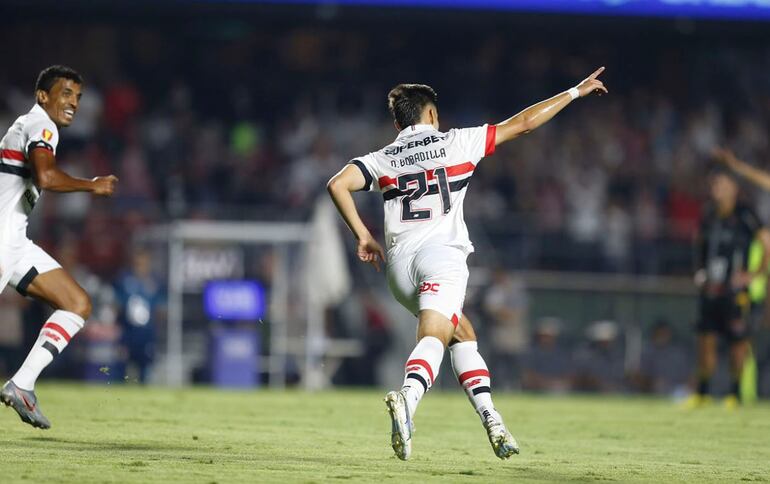 Damián Bobadilla (d), jugador del Sao Paulo, celebra un gol en el triunfo sobre Agua Santa por la sexta fecha del Estadual Paulista en el estadio Morumbí, en Sao Paulo.