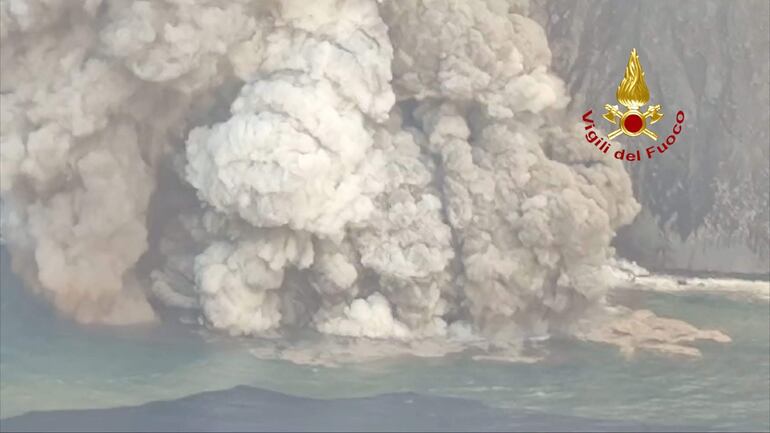 Una vista aérea del volcán Strombili arrojando ceniza volcánica, en Sicilia. 