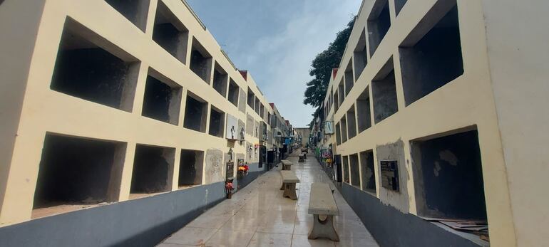 Los dos bloques de columbarios inaugurados el año pasado en el Cementerio Municipal de Ciudad del Este están por llenarse, advirtió el intendente Miguel Prieto.