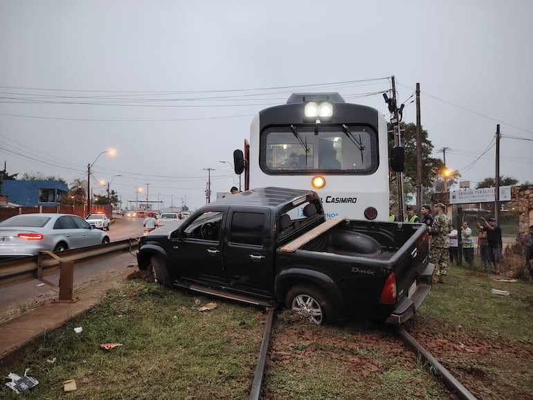 Tren internacional chocó contra camioneta de FTC en el acceso al puente internacional San Roque.