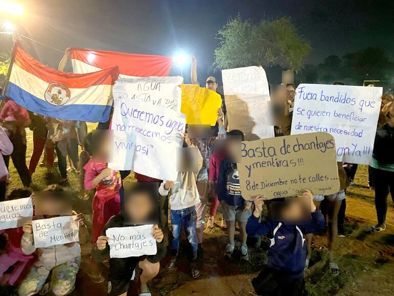 Varios niños, adultos y personas mayores se manifestaron en el barrio 8 de Diciembre por la falta de agua potable.