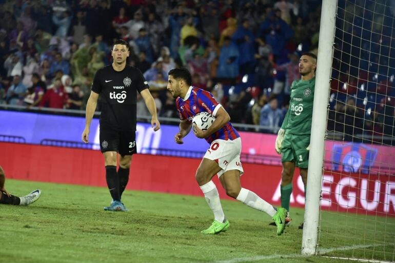 Cecilio Domínguez, jugador de Cerro Porteño, celebra el gol en un partido contra Olimpia en el superclásico del fútbol paraguayo en La Nueva Olla por la ronda 17 del torneo Apertura 2024.