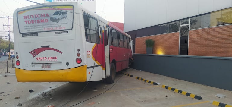 Bus ocasiona accidente de tránsito sobre la avenida Mariscal López.