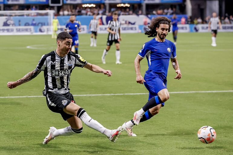 El paraguayo Miguel Almirón (i), jugador del Newcastle, pelea por el balón junto a Marc Cucurella, futbolista del Chelsea, en el partido amistoso de la Premier League Summer Series en Atlanta, Georgia, Estados Unidos.