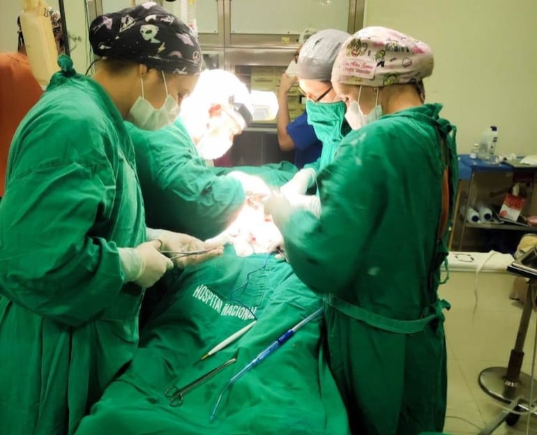 Paciente recibe trasplante renal en el Hospital Nacional de Itauguá.