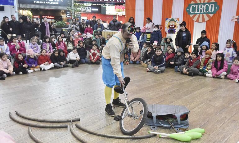 El show de circo incluye malabarismo.