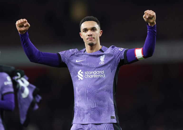 Trent Alexander-Armstrong del Liverpool celebra después del partido de fútbol de la Tercera Ronda de la Copa FA entre el Arsenal FC y el Liverpool FC en Londres, Gran Bretaña, el 07 de enero de 2024.