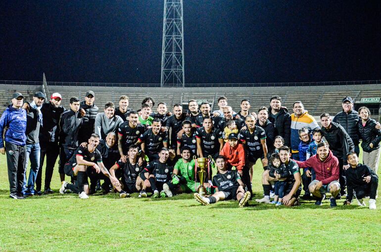 El equipo de Deportivo Itapuense se consagró campeón absoluto del torneo oficial de la Liga Encarnacena de Fútbol 2023.